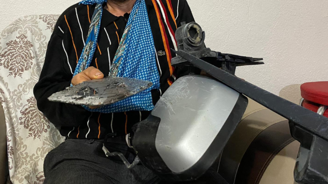 Kendisine çarpıp kaçan otomobilin parçalarını toplayıp şikayetçi oldu